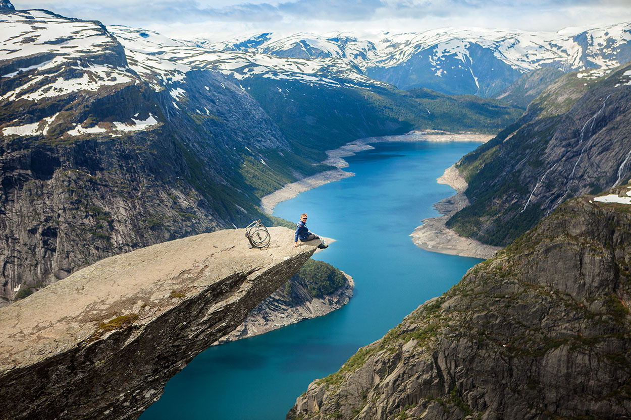 Aron Anderson på trolltunga med rullstol aron anderson på trolltunga i norge sprider motivation och inspiration