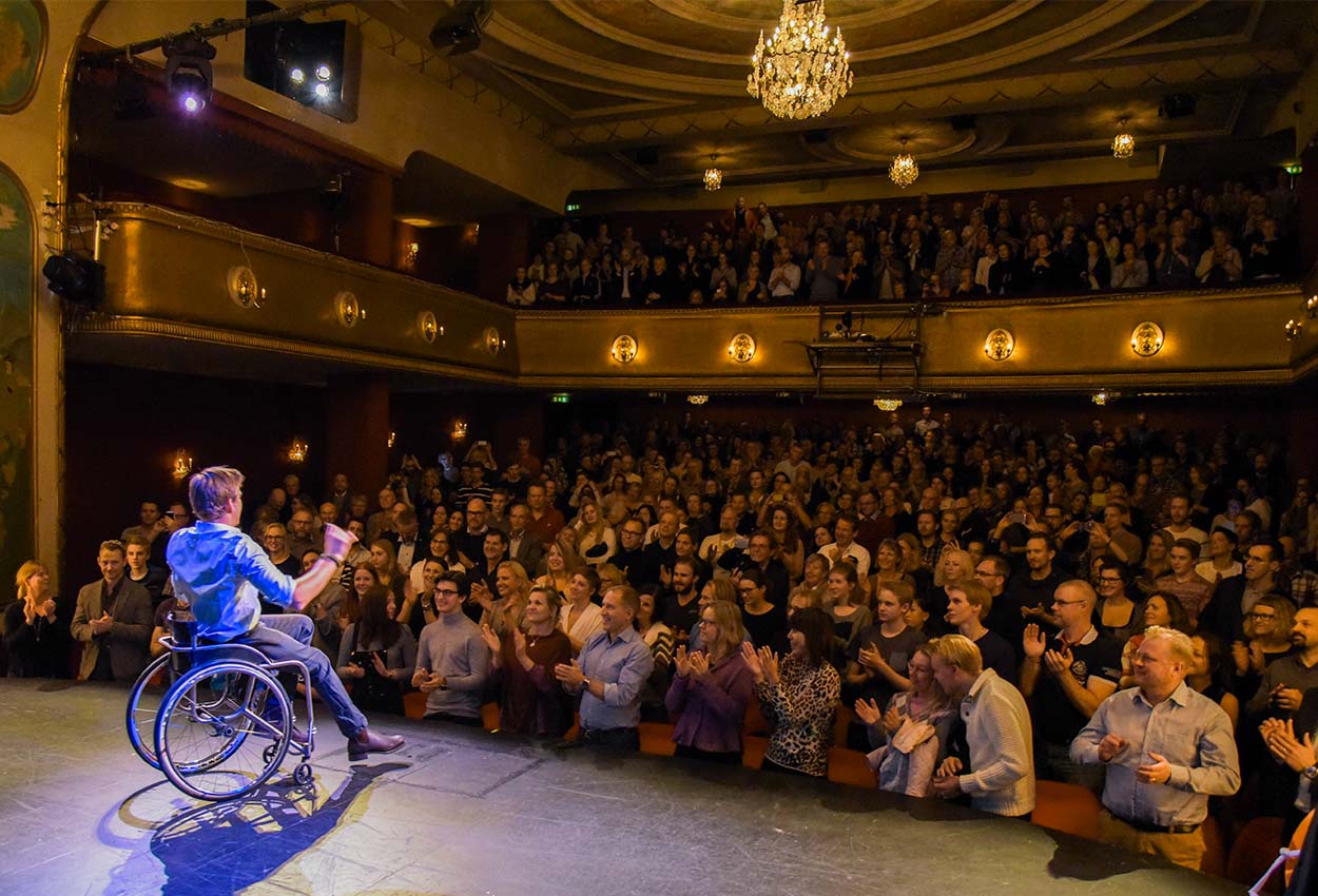 Aron Anderson föreläser inför stor publik Aron Anderson föreläser och skapar inspiration, motivation, arbetsglädje och mycket mer