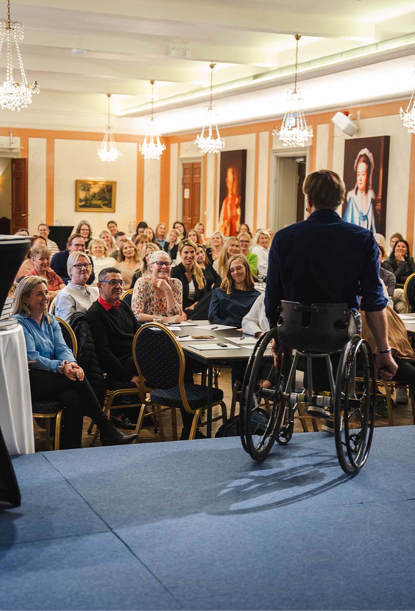 forelasning-konferens aron anderson på toppen av kebnekaise sprider motivation